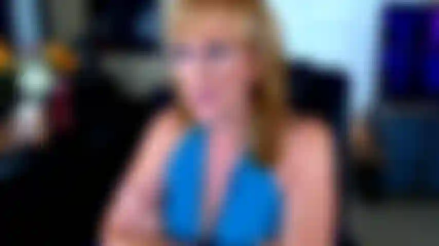 181. Milf flagra vizinha espiando pela janela.