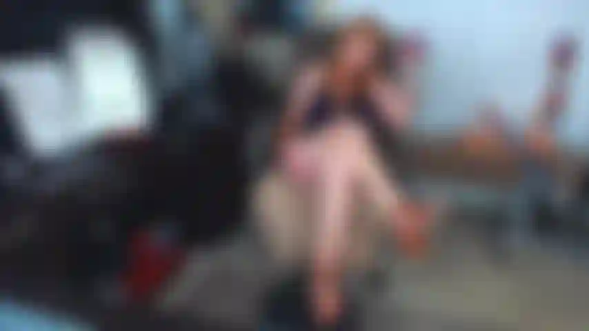 14. Eu te provoco com minhas sandálias abertas e depois fodo esse vibrador com meus pés para você.