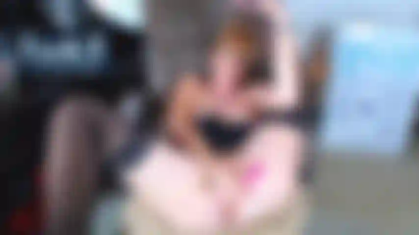 111. Dedilhando minha bunda para você em diferentes posições.