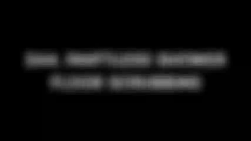 244. Esfregando o chão do chuveiro sem calcinha.