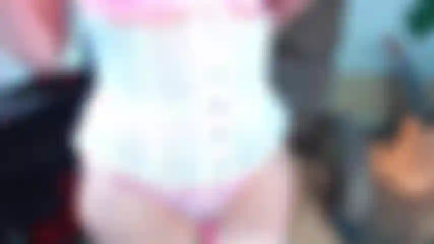 79. Cuck contando história enquanto faz vibrador na buceta.