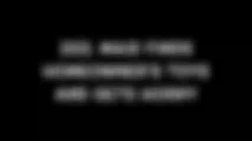 323. A empregada encontra os brinquedos do dono da casa e fica excitada.