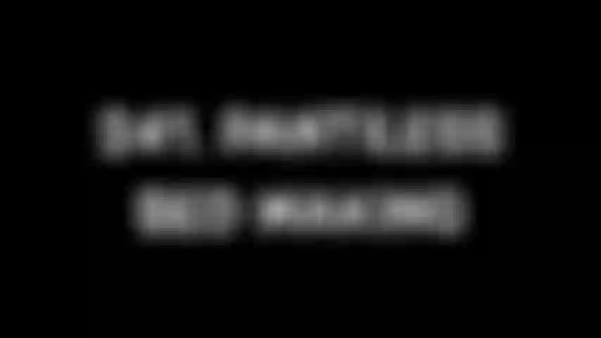 241. Arrumando a cama sem calcinha.