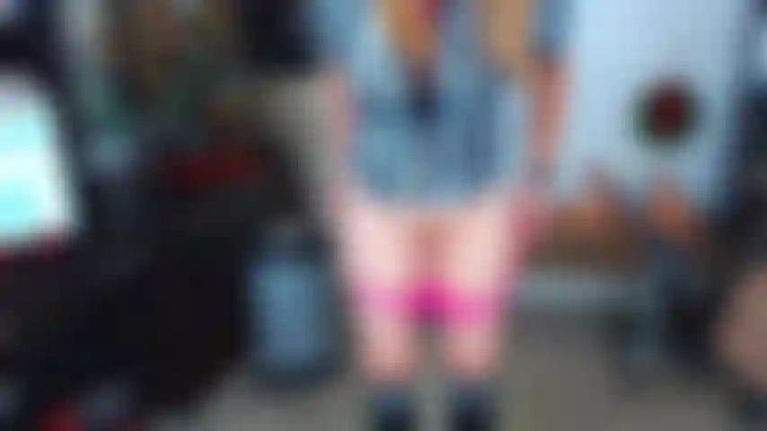 34. Modelando e brincando com tangas de renda rosa choque até gozar.