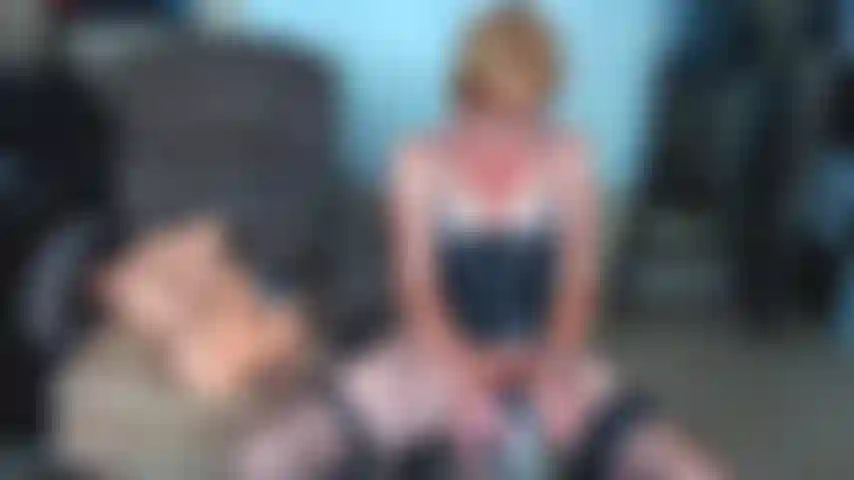 33. Boneca e máquina de foder chupando e fodendo implorando por conversa suja de gangbang.