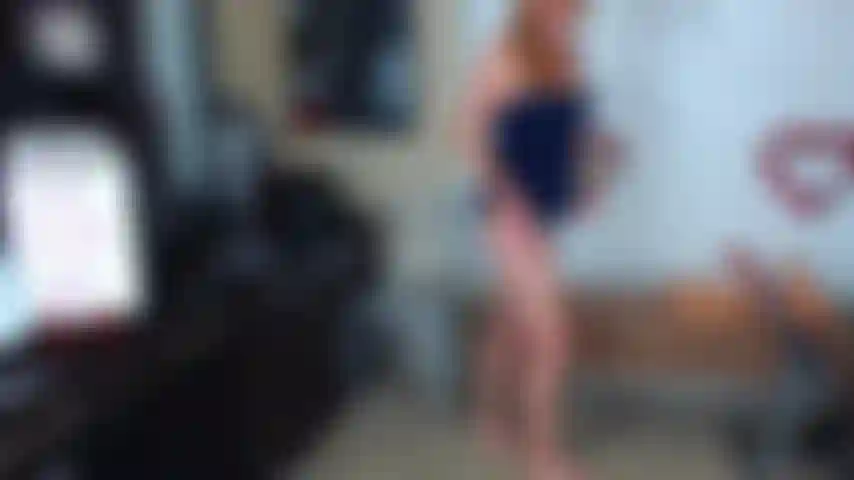 61. Madrasta malvada usa calcinha de cetim e grita com você por olhar fixamente.