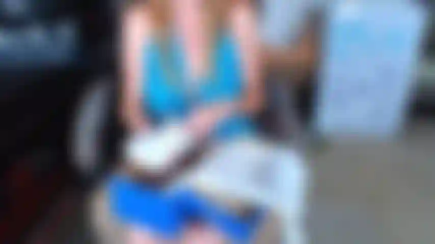 114. Keds branco e dildo porra.