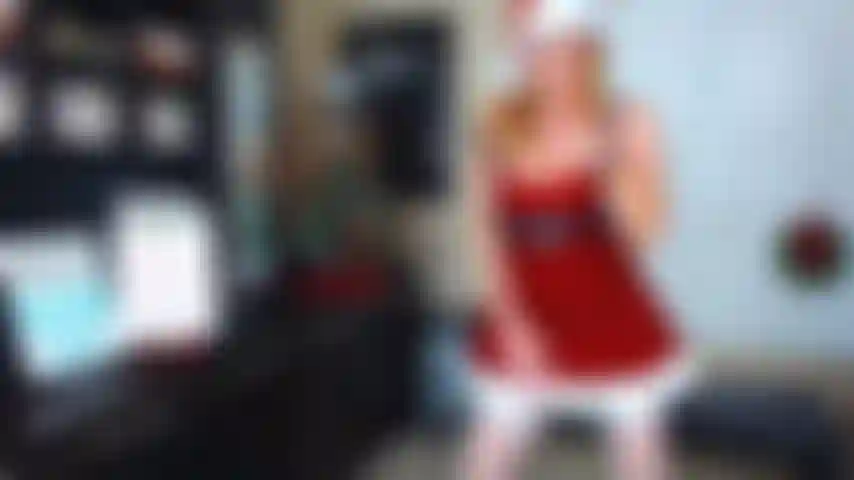 41. Sra. Claus faz um strip-tease sexy, passa óleo e dança com diferentes ângulos de câmera para você.