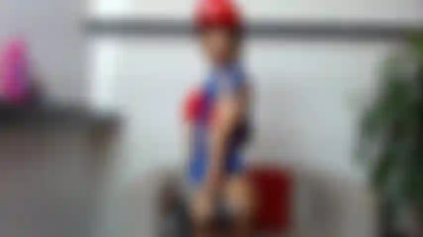 Bombeando bíceps com um haltere de 10kg.