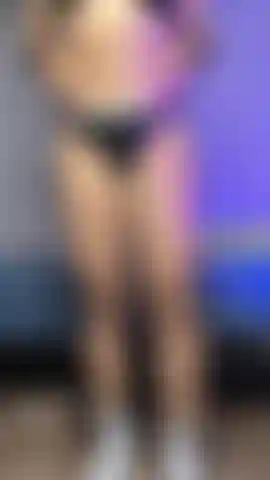 Batendo palmas com as coxas.