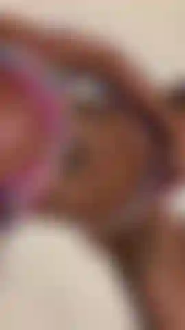 Brincadeira com dildo na buceta.