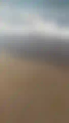 Dedos arenosos ao longo da praia..