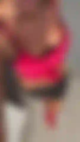 Desfilando nas minhas botas vermelhas de couro até o joelho….