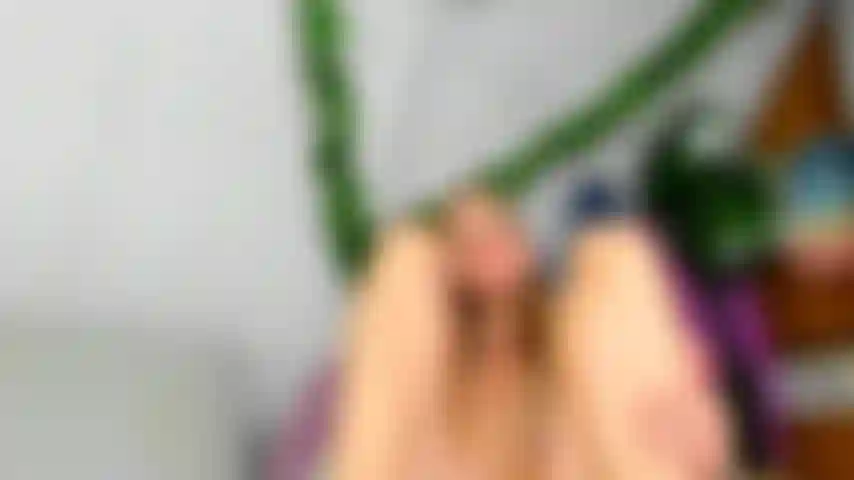 Pé e perna à mostra.