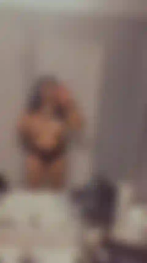 Coxa de stripper balançando + peitinhos!