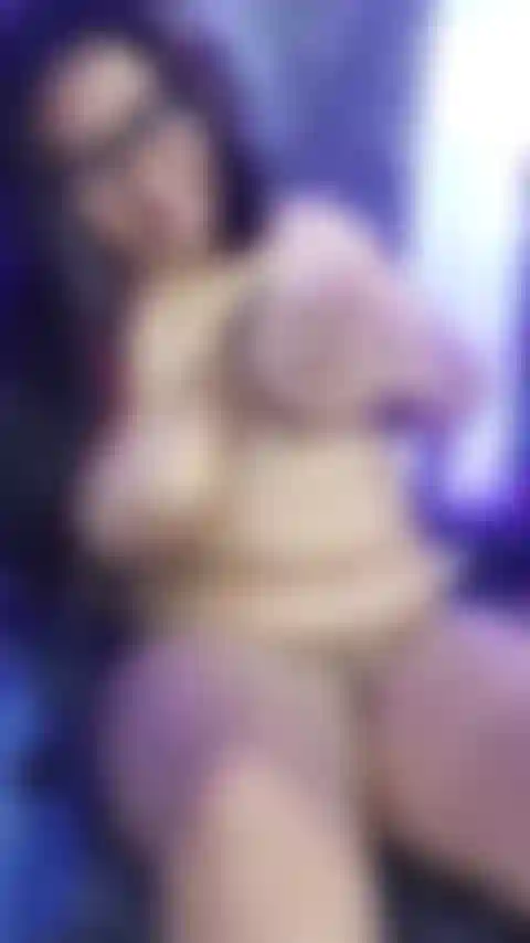 Totalmente nua esfregando os seios e balançando minha bunda grande.