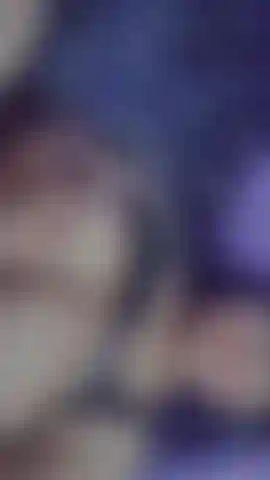 Massageando meus peitos grandes.