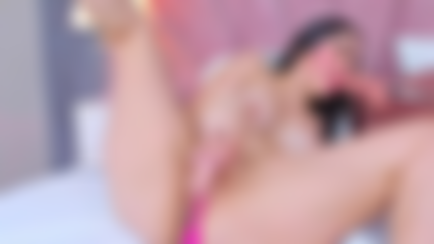 Meus dois buracos ficam entupidos: a máquina abusa da minha garganta e bate na minha boceta.