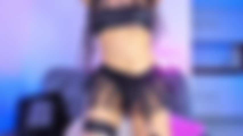 Adoro dançar e foder bucetas até elas ficarem molhadas, também gosto muito da minha fantasia sexy de garota má.