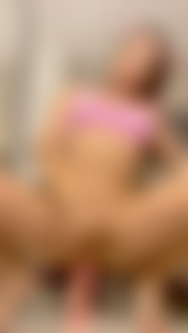 Montando no seu pau.