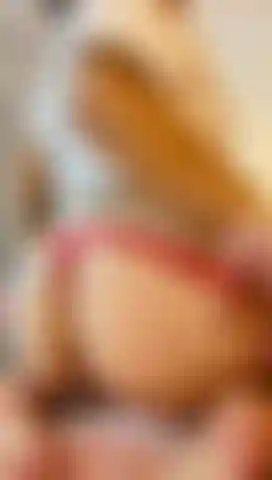 Uma sussy muito gostosa cavalga seu pau e esguicha.