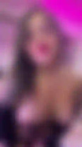 Uma gatinha gostosa se masturba e mostra seus peitos grandes.