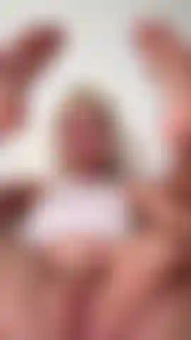 Pés + buceta rosa e molhada.