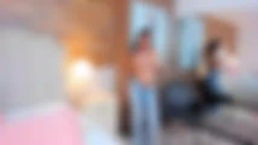 Minha bucetinha está tão molhada que você não vai precisar de tanto trabalho para enfiar o pau, querida, venha me foder forte.