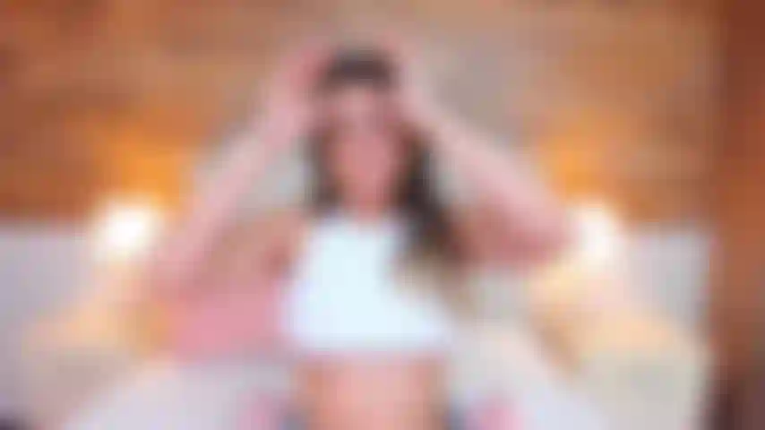 Vídeo completo, veja como eu brinco com meus lindos peitos, depois começo a chupar seu pau ereto, depois continuo fodendo e me masturbando minha bucetinha rosa venha ver meu show completo nesse vídeo é tudo.