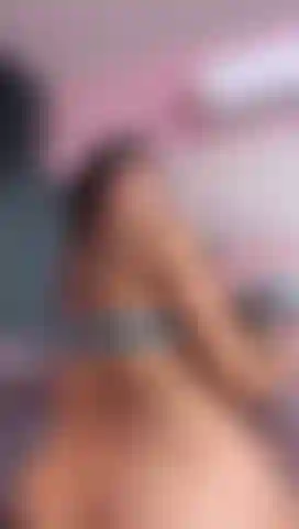 Venha e coloque seu pau no meu cu e bata nele, eu quero que você me foda do jeito que você quiser.