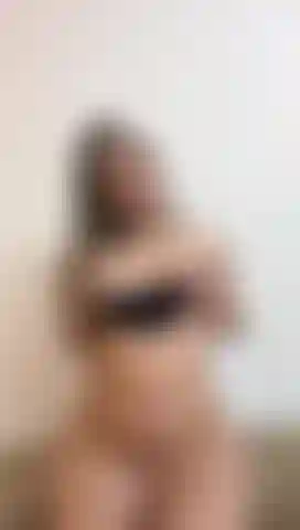 Brinco na minha bucetinha com os dedos, é emocionante pensar em você e fazer.