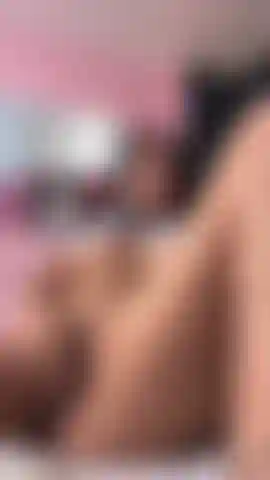 Só de calcinha, com minhas mãos percorrendo cada curva do meu corpo acariciando meus seios enquanto meu olhar te convida a se perder em mim... Sensual, terna e tarada, uma combinação que vai fazer você me desejar mais do que já deseja.