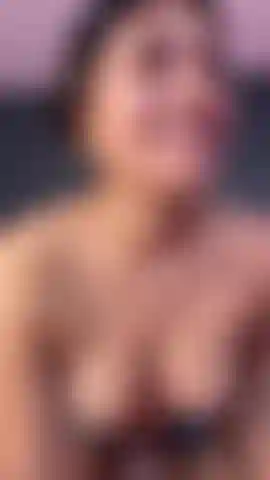 Olha os meus lábios, o meu olhar sensual, e me diz se não estás a morrer de vontade de me fazer tua agora mesmo. Estou pronta, estou aberta, e estou à tua espera para que venhas me conquistar.