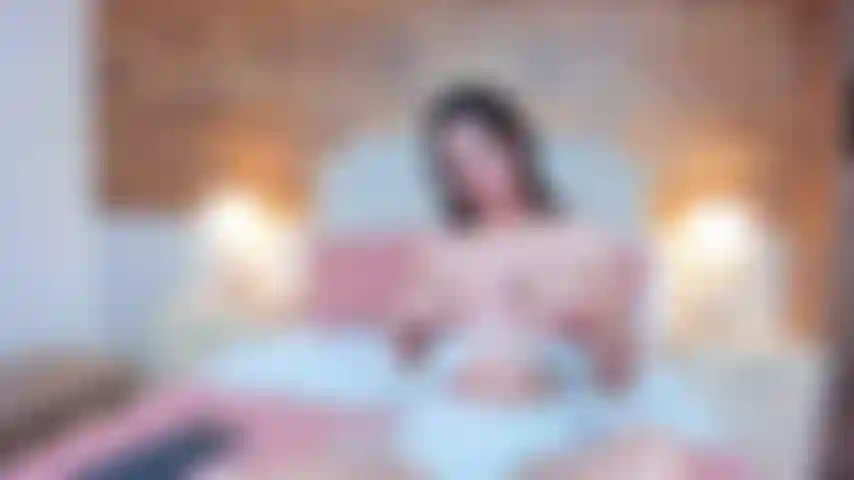 Meu sorriso poderia te desenhar de mil maneiras para você sentir pela minha pele e carregar seus desejos para nos fazer alcançar as fantasias mais safadas.