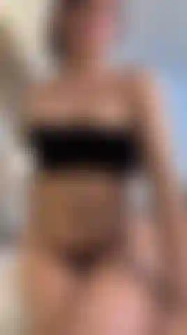 Minha bunda balança a cada movimento — firme, provocante, impossível de ignorar — como se soubesse exatamente o que faz com a sua mente.