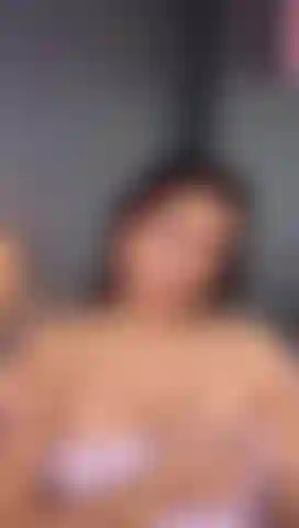 Estou excitada em ter seu pau entre meus peitos e minha boca.