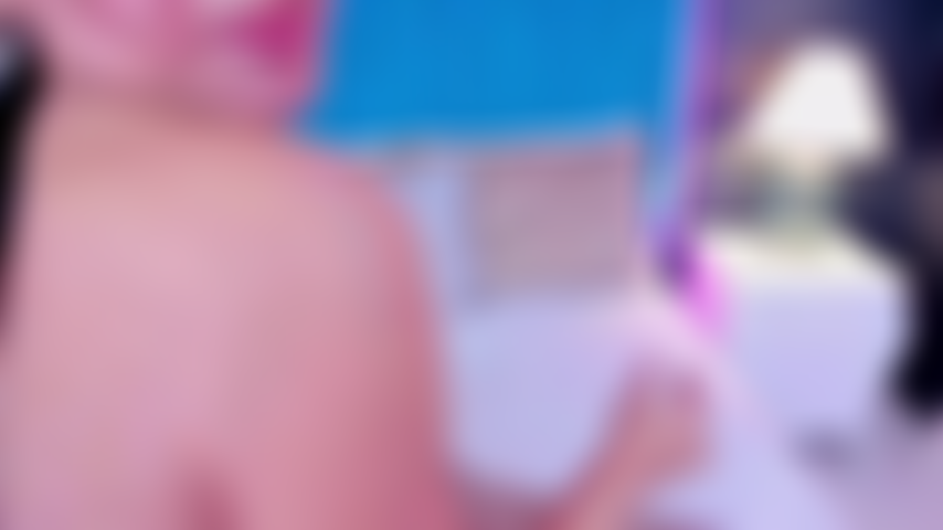 Meu brinquedo vibra na minha boceta até eu correr.