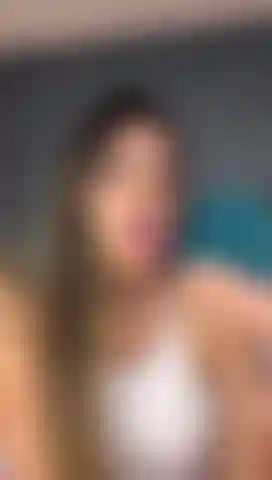 Deixe seu pau pulsar de prazer na minha boca e nos meus seios.