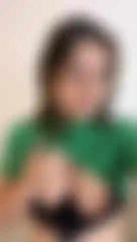 Me emociona tocar meus seios e mostrar como é bom.