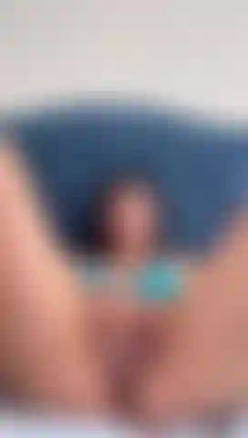 Me masturbo e fodo minha bucetinha.