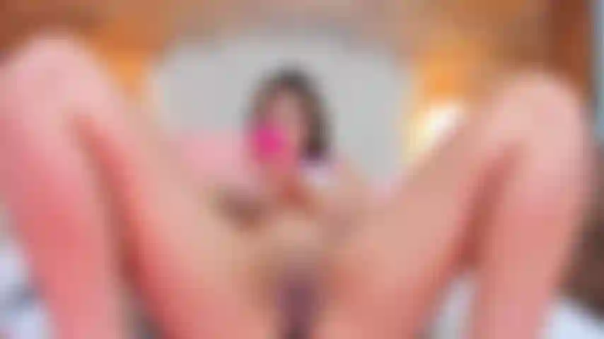 Minha bucetinha está tão molhada que você não vai precisar de tanto trabalho para enfiar o pau, querida, venha me foder forte.