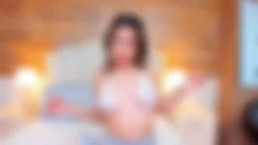 Brinco com meus peitos e brinco com os dedos na minha bucetinha, minha exuberante ativa.