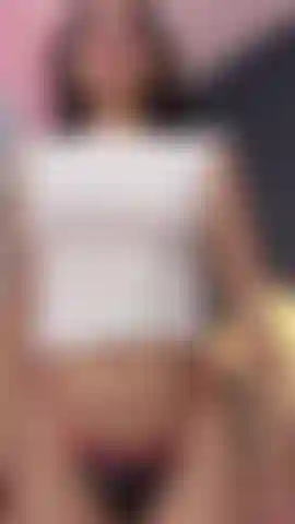 Mostro meus peitos grandes e sensuais, que são só para você.