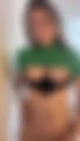 Gosto de me bater, tocar meus seios e chupar meu dedo, quero que você goste de me observar.
