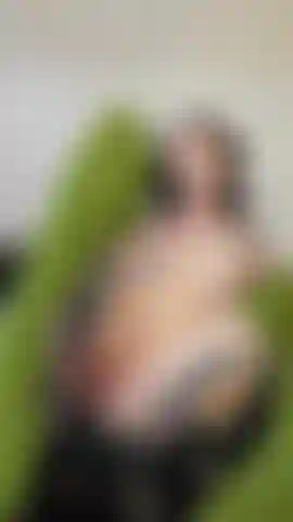 Jorrando várias e várias vezes num dildo em múltiplos ângulos diferentes enquanto uso meias cano alto verdes e fofas. Tantos jorros!