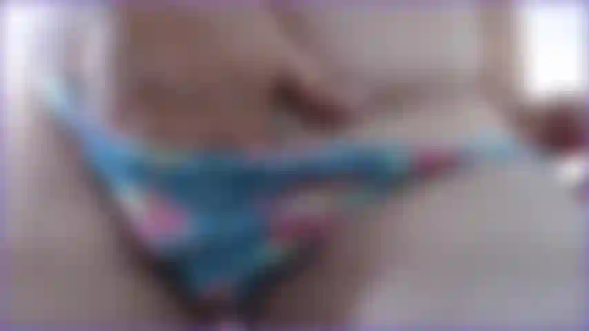 Close-up de mim brincando por baixo da calcinha e provocando você, em seguida, deslizando-a para baixo, provocando você com minha boceta peluda mostrando meu arbusto superior e minha buceta enquanto eu toco neles um vídeo quente para os amantes de bucetas peludas.