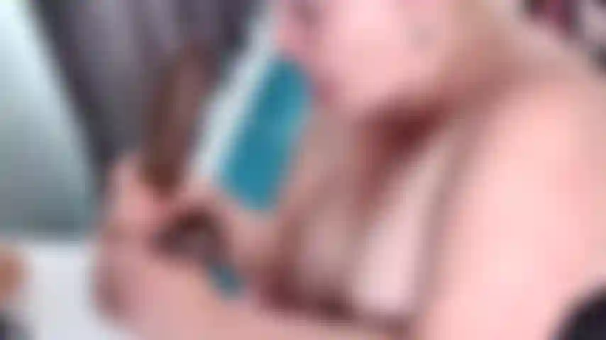 159. Vista lateral de garganta profunda com um enorme pau negro. Neste vídeo eu engulo esse enorme e grosso pau negro até a garganta e engasgo muito com ele enquanto minha língua lambe os testículos com ele enfiado na minha garganta. Muita saliva, olhos lacrimejando, engasgos e falas sujas.