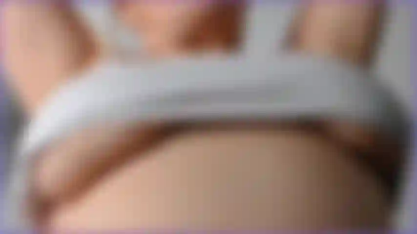 Veja meus peitos maduros e flácidos pendurados naturalmente, vídeo muito quente para amantes de seios naturais. Eu os mostro de frente e de lado com alguns tapas e saltos também. Vídeo de peitos pendurados e flácidos.