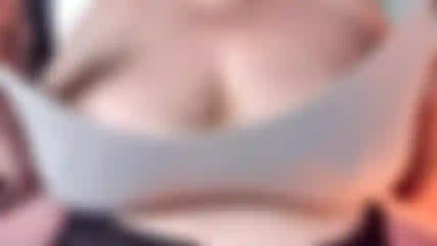 Balançando esses enormes peitos naturais no meu sutiã e falando sacanagem enquanto eu provoco você, muitas brincadeiras de peitos, cuspindo e provocando enquanto eu encorajo você a gozar em cima deles, vídeo quente para amantes de peitos, gozar para esses peitos enormes de milfs maduros falantes sujos .