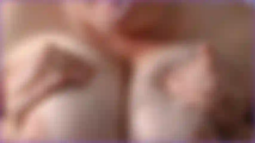 Dona de casa excitada pega seu pau entre seus grandes peitos maduros naturais de milf e fode seu pau duro apertando-os entre os peitos enormes e cuspindo seu pau para que ele deslize pelo decote.